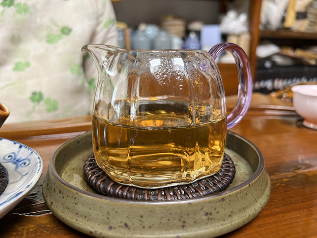 图为2000年易武老树圆茶