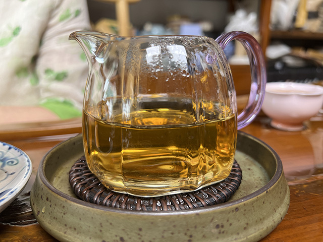 图为2000年易武老树圆茶