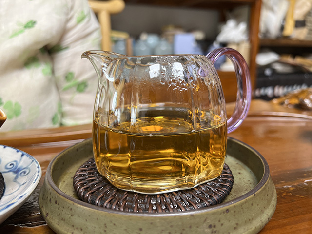 图为2000年易武老树圆茶
