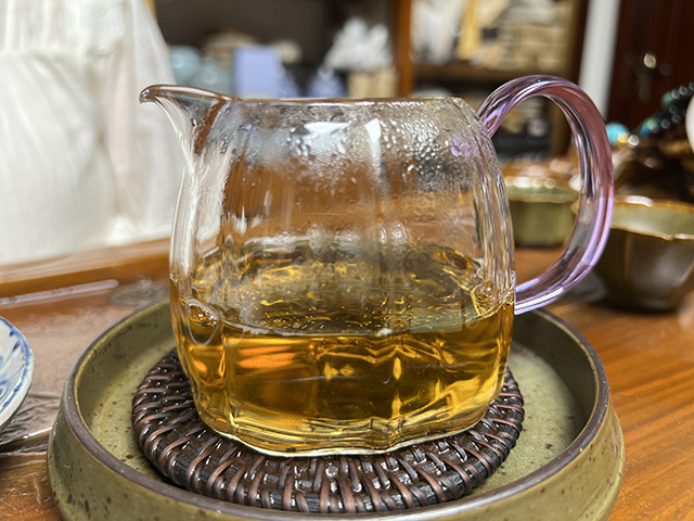 图为益木堂2018年11丈易武茶