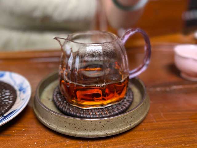 图为80年代鸿泰昌远年七子饼茶熟茶