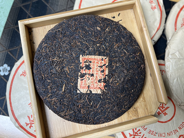 图为80年代鸿泰昌远年七子饼茶熟茶
