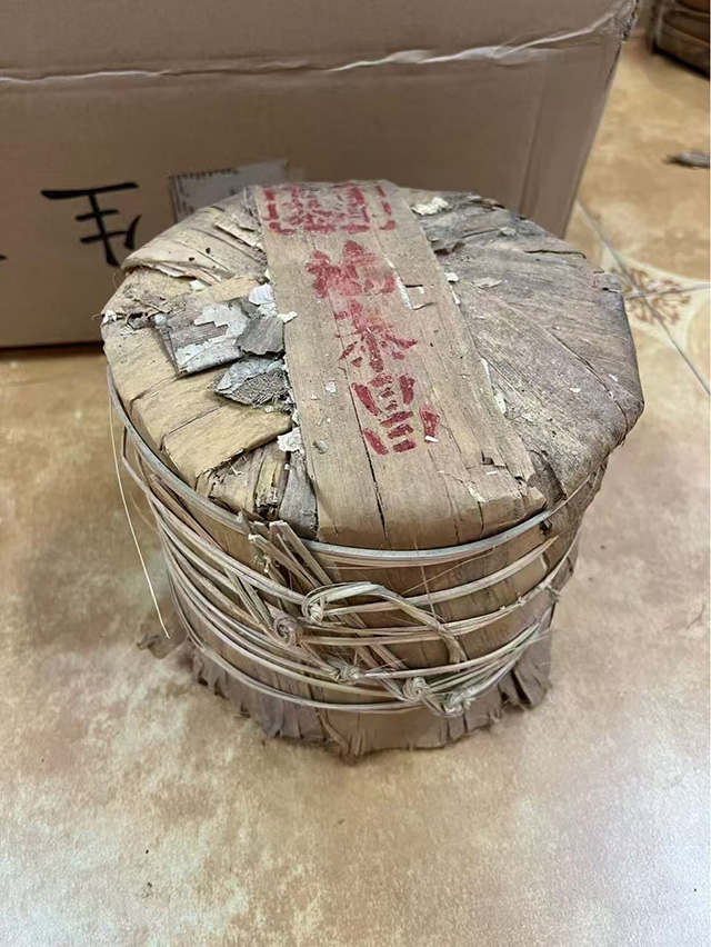 图为70年代鸿泰昌远年七子饼生茶
