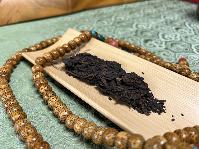 图为80年代鸿泰昌远年七子饼茶熟茶