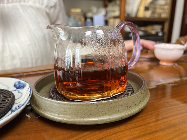 图为80年代鸿泰昌远年七子饼茶熟茶