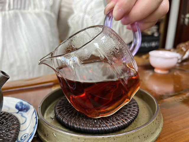 图为80年代鸿泰昌远年七子饼茶熟茶