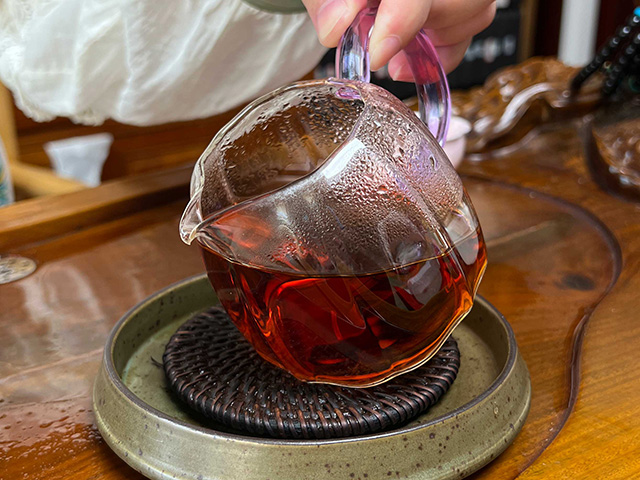 图为80年代鸿泰昌远年七子饼茶熟茶