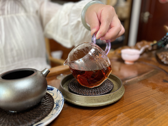 图为80年代鸿泰昌远年七子饼茶熟茶