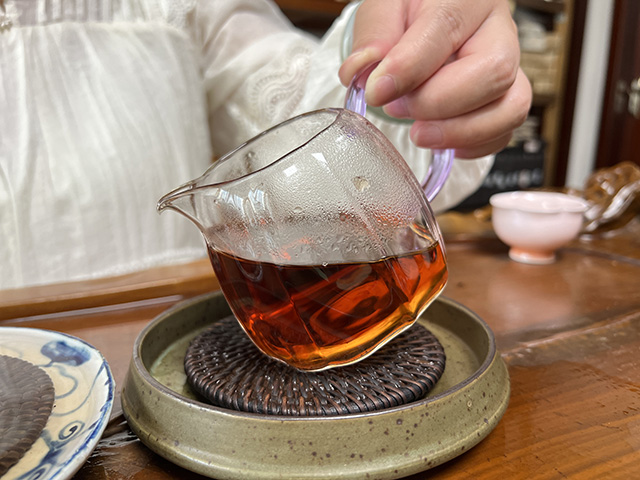 图为80年代鸿泰昌远年七子饼茶熟茶