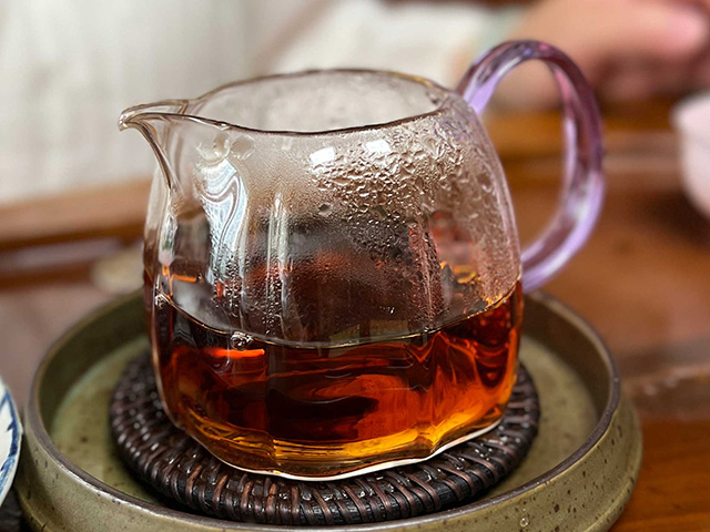 图为80年代鸿泰昌远年七子饼茶熟茶