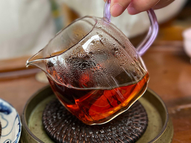 图为80年代鸿泰昌远年七子饼茶熟茶