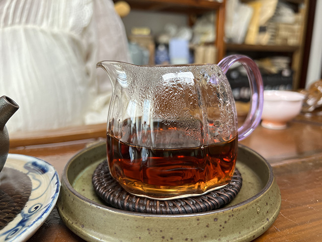 图为80年代鸿泰昌远年七子饼茶熟茶