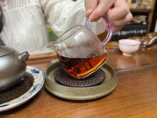 图为80年代鸿泰昌远年七子饼茶熟茶