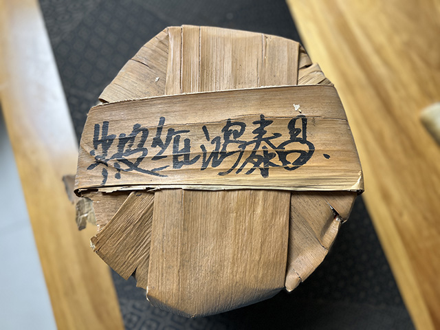 图为80年代鸿泰昌远年七子饼茶熟茶