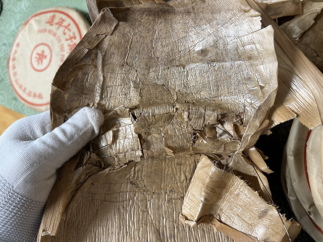 图为80年代鸿泰昌远年七子饼茶熟茶