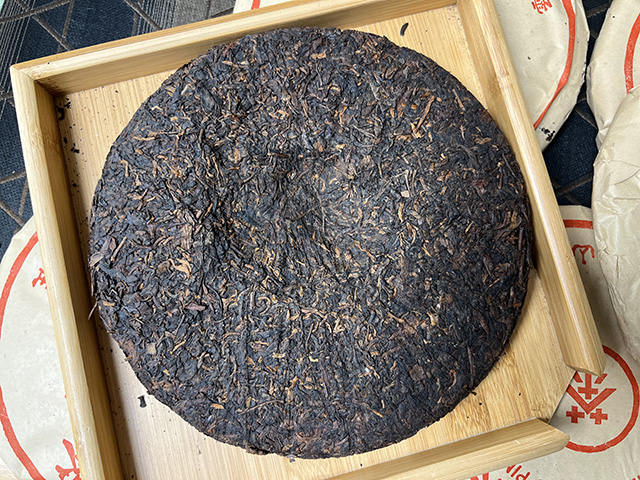 图为80年代鸿泰昌远年七子饼茶熟茶
