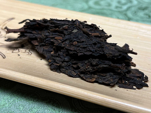 图为80年代鸿泰昌远年七子饼茶熟茶