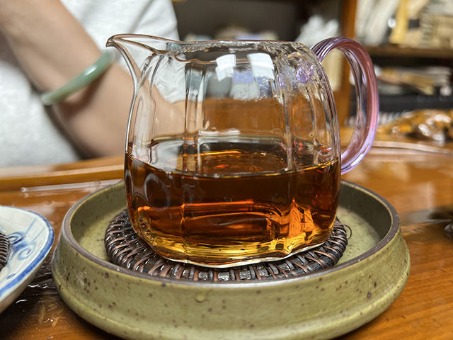 图为80年代鸿泰昌远年七子饼茶熟茶