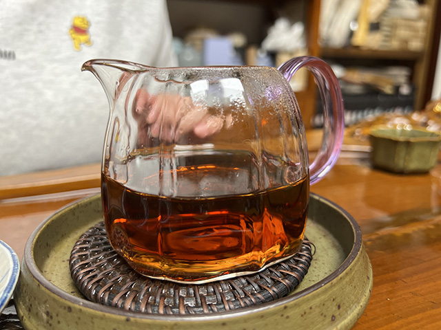 图为80年代鸿泰昌远年七子饼茶熟茶