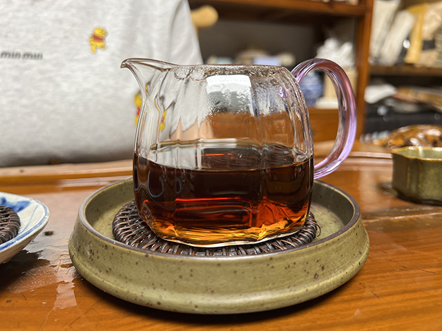 图为80年代鸿泰昌远年七子饼茶熟茶