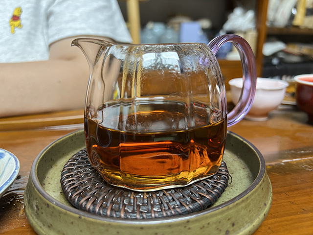 图为80年代鸿泰昌远年七子饼茶熟茶