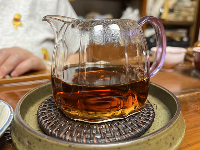 图为80年代鸿泰昌远年七子饼茶熟茶