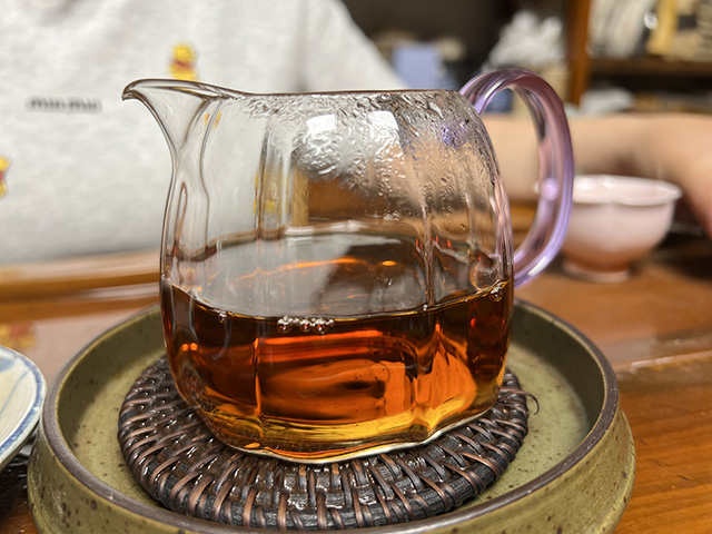 图为80年代鸿泰昌远年七子饼茶熟茶