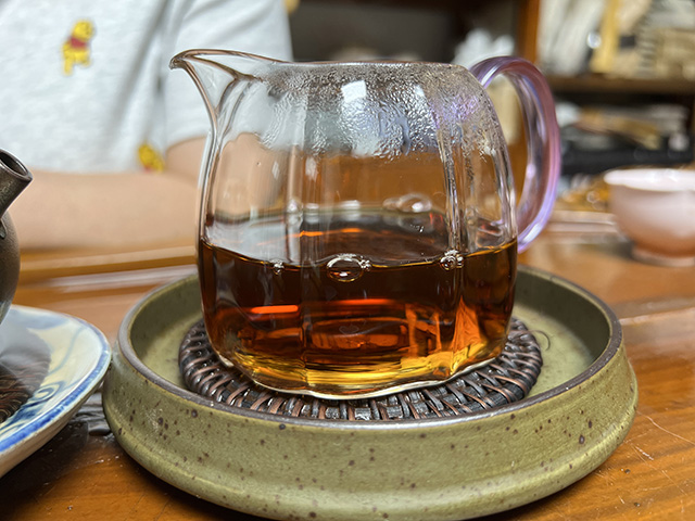 图为80年代鸿泰昌远年七子饼茶熟茶