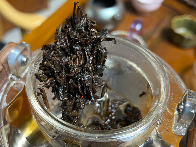 图为80年代鸿泰昌远年七子饼茶熟茶