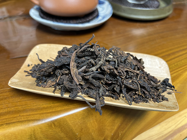 图为70年代鸿泰昌远年七子饼生茶