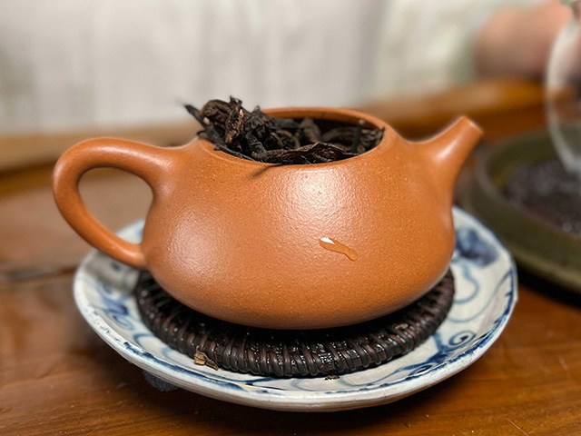 图为70年代鸿泰昌远年七子饼生茶