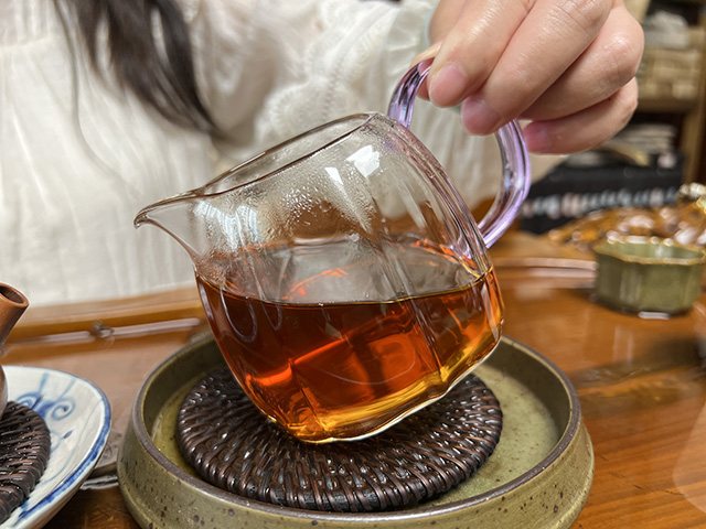 图为70年代鸿泰昌远年七子饼生茶