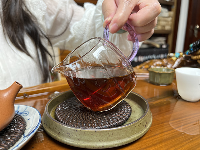 图为70年代鸿泰昌远年七子饼生茶