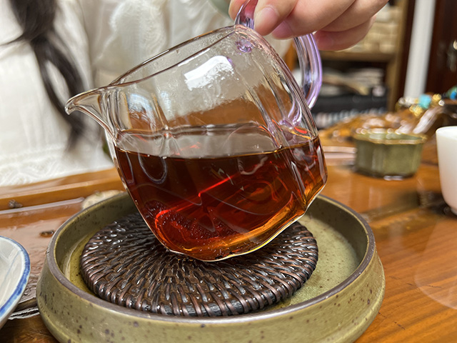 图为70年代鸿泰昌远年七子饼生茶
