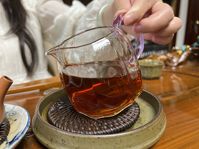 图为70年代鸿泰昌远年七子饼生茶