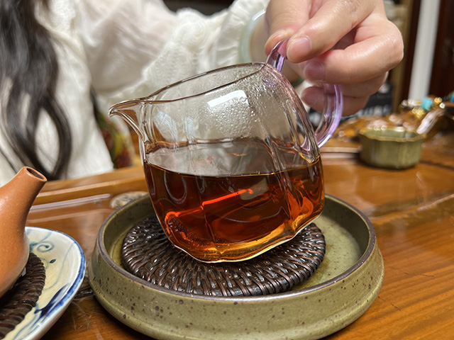 图为70年代鸿泰昌远年七子饼生茶