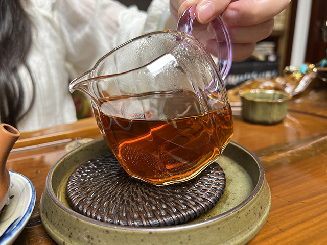 图为70年代鸿泰昌远年七子饼生茶