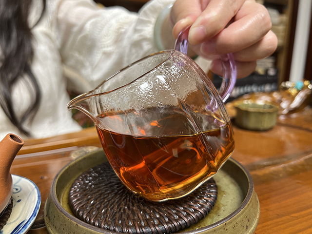 图为70年代鸿泰昌远年七子饼生茶