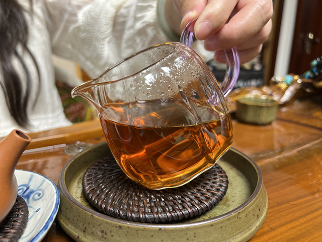 图为70年代鸿泰昌远年七子饼生茶