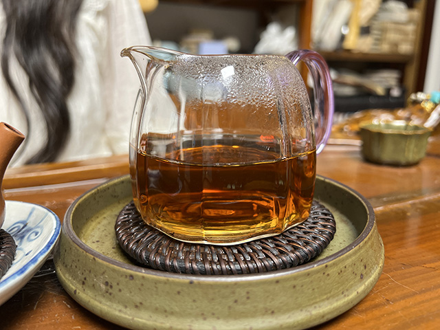 图为70年代鸿泰昌远年七子饼生茶