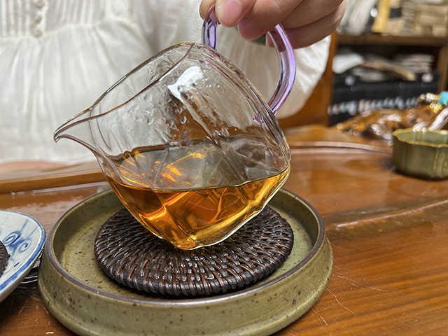 图为70年代鸿泰昌远年七子饼生茶