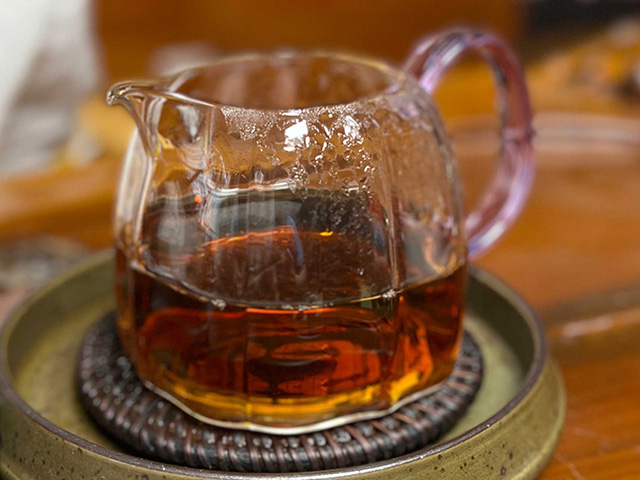 图为70年代鸿泰昌远年七子饼生茶