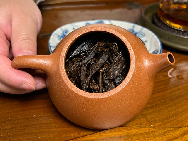 图为70年代鸿泰昌远年七子饼生茶