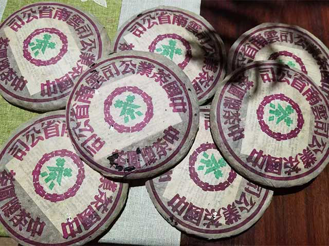 图为90年代1999年玫瑰绿易武青饼