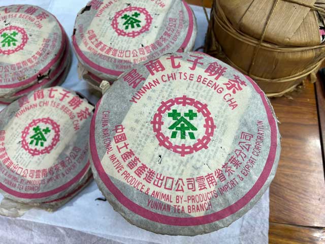 图为1999年玫瑰绿班章青饼