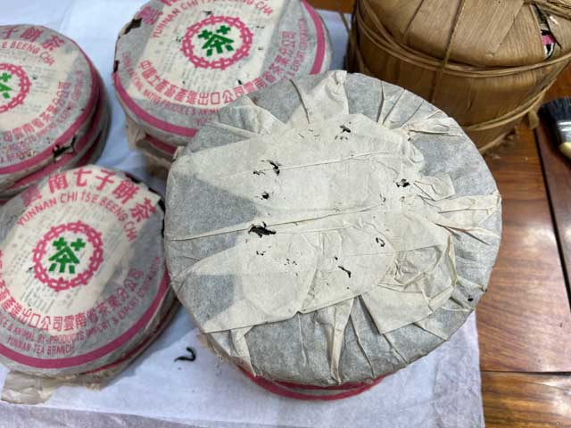 图为1999年玫瑰绿班章青饼