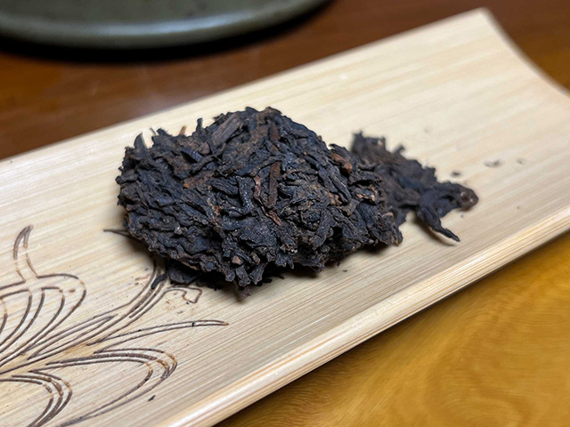 图为80年代鸿泰昌远年七子饼青饼