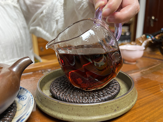图为80年代鸿泰昌远年七子饼青饼