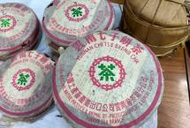 “大白菜烟香”的班章老茶！1999年玫瑰绿班章青饼：烟香入汤，气韵绵长
