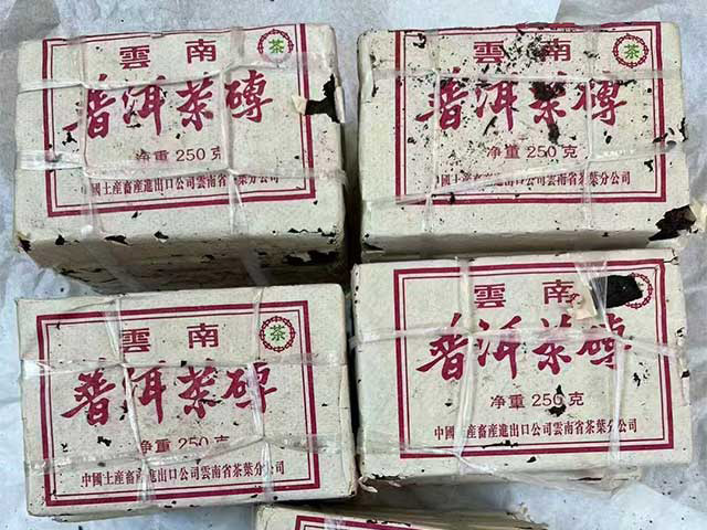 图为1996年玫瑰熟砖云南普洱茶砖